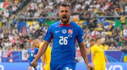 Slovenský útočník Ivan Schranz strieľa gól v zápase proti Ukrajine na EURO 2024.