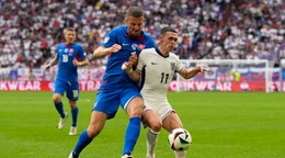 Phil Foden a Denis Vavro v súboji o loptu v zápase Slovensko - Anglicko v osemfinále EURO 2024.