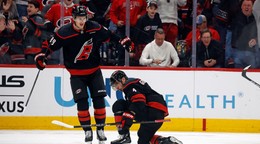 Shayne Gostisbehere (dole) a Martin Nečas sa tešia po strelenom góle v drese Carolina Hurricanes.