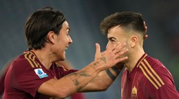 Futbalisti AS Rím, sprava Stephan El Shaarawy a Paulo Dybala.