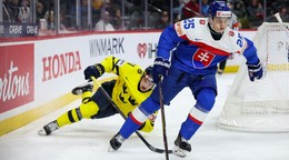 Slovenský hokejista Andrej Fabuš (vpravo) a hráč Švédska Lucas Pettersson bojujú o puk v zápase základnej A-skupiny Švédsko - Slovensko na MS hráčov do 20 rokov 2026.
