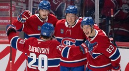 Oliver Kapanen (91) a jeho spoluhráči Noah Dobson (53), Ivan Demidov (93) a Juraj Slafkovsky (20) oslavujú gól.