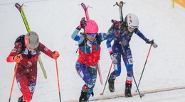 Slovenská reprezentantka v skialpinizme Marianna Jagerčíková (druhá sprava)