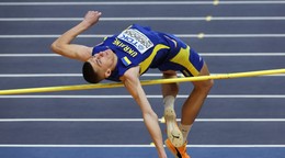 Ukrajinský atlét Oleh Doroščuk počas  skoku do výšky na halových majstrovstvách sveta v poľskej Toruni.