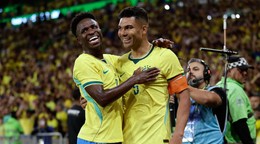 Vinicius Junior a Casemiro oslavujú gól