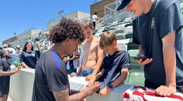 Americký futbalový obranca Chris Richards rozdáva fanúšikom autogramy po prvom tréningu americkej futbalovej reprezentácie pred začiatkom MS.