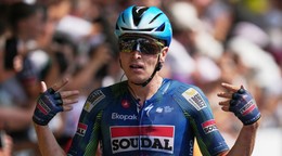 Belgičan Tim Merlier oslavuje víťazstvo v 7. etape Tour de France 2026.