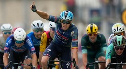 Na snímke belgický pretekár Tim Merlier (uprostred) z tímu Soudal Quick-Step víťazí v zvlnenej 12. etape cyklistických pretekov Tour de France.