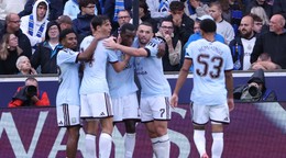 Aston Villa oslavuje gól. 