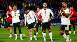 Sklamaní futbalisti Manchestru United po prehre s Comom v zápase Ligy majstrov. 