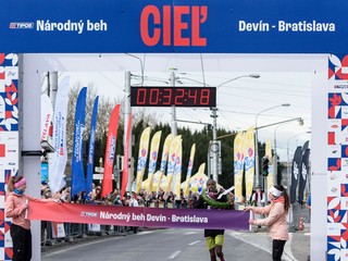 Albert Kipkorir Tonui z Kene prichádza do cieľa v rekordnom čase 32 minút a 48 sekúnd počas 75. ročníka Národného behu Devín - Bratislava.