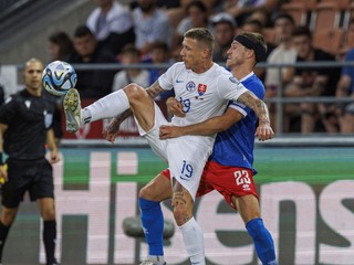 Juraj Kucka a Jens Hofer počas zápasu Lichtenštajnsko - Slovensko.