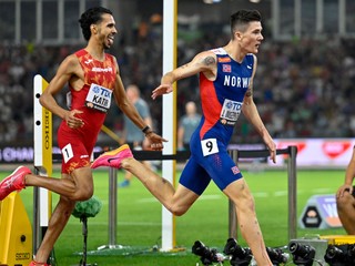 Jakob Ingebrigtsen (vpravo) a Mohamed Katir v behu na 5000 m na MS v atletike 2023.
