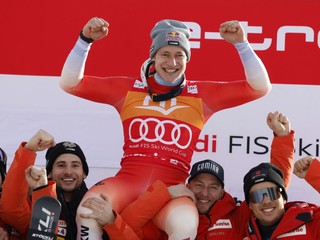 Švajčiarsky lyžiar Marco Odermatt ovládol super-G v Bormiu.