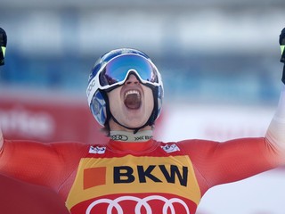 Švajčiarsky lyžiar Marco Odermatt sa teší z prvého triumfu v zjazde.