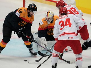 Mathias Niederberger a Patryk Krezolek v zápase Nemecko - Poľsko na MS v hokeji 2024. 