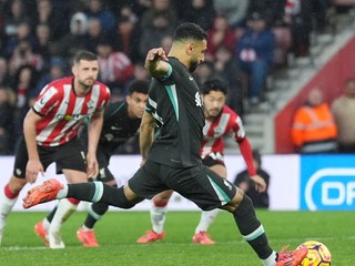 Mohamed Salah strieľa gól z penalty v zápase Southampton FC - Liverpool FC v 12. kole Premier League.