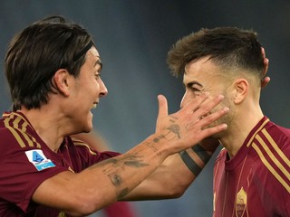 Futbalisti AS Rím, sprava Stephan El Shaarawy a Paulo Dybala.