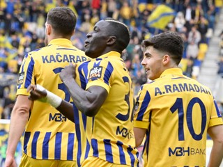 Futbalisti Dunajskej Stredy sa tešia z gólu na ilustračnom zábere.