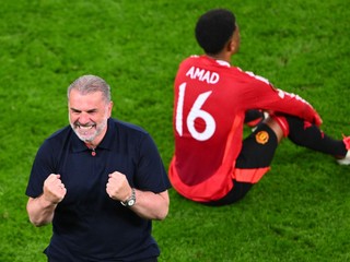 Tréner Totenhamu  Ange Postecoglou oslavuje. 