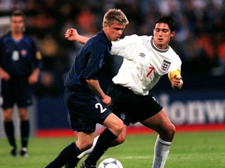 Vratislav Greško v súboji s Frankom Lampardom v zápase Slovensko - Anglicko na ME U21 2000.