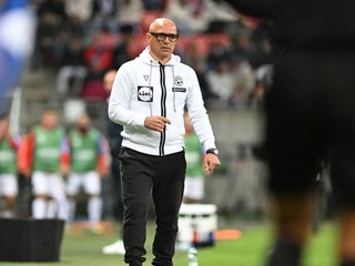 Tréner Slovenska Francesco Calzona počas kvalifikačného zápasu na majstrovstvá sveta medzi Slovenskom a Luxemburskom.