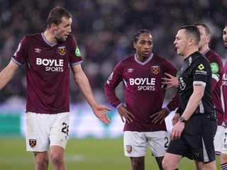 Tomáš Souček (vľavo) v rozhovore s rozhodcom