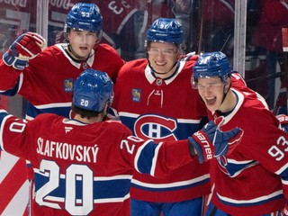 Oliver Kapanen (91) a jeho spoluhráči Noah Dobson (53), Ivan Demidov (93) a Juraj Slafkovsky (20) oslavujú gól.