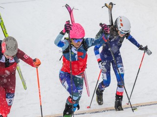 Slovenská reprezentantka v skialpinizme Marianna Jagerčíková (druhá sprava)