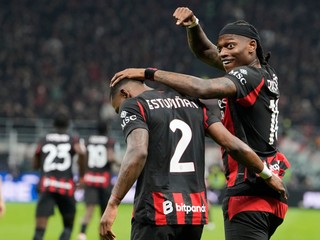 Hráč AC Miláno Pervis Estupinan (uprostred) oslavuje so spoluhráčom Rafaelom Leaom 