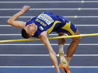 Ukrajinský atlét Oleh Doroščuk počas  skoku do výšky na halových majstrovstvách sveta v poľskej Toruni.