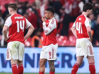 Na snímke sú futbalisti Arsenalu, zľava Viktor Gyökeres, Gabriel Jesus a Declan Rice.