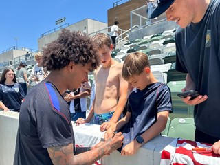 Americký futbalový obranca Chris Richards rozdáva fanúšikom autogramy po prvom tréningu americkej futbalovej reprezentácie pred začiatkom MS.