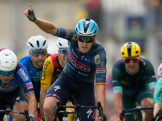 Na snímke belgický pretekár Tim Merlier (uprostred) z tímu Soudal Quick-Step víťazí v zvlnenej 12. etape cyklistických pretekov Tour de France.