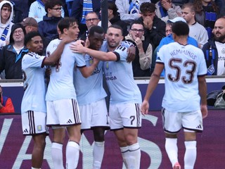 Aston Villa oslavuje gól.