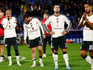 Sklamaní futbalisti Manchestru United po prehre s Comom v zápase Ligy majstrov. 