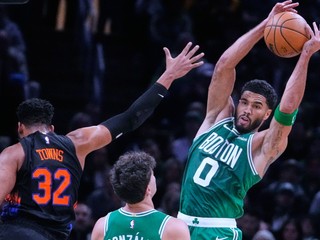 Jayson Tatum (0) z Bostonu Celtics a Karl-Anthony Towns (32)
