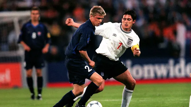 Vratislav Greško v súboji s Frankom Lampardom v zápase Slovensko - Anglicko na ME U21 2000.