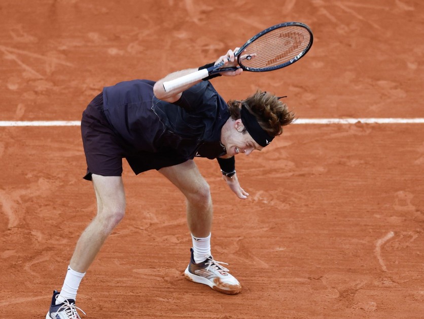 Frustrovaný Andrej Rubľov v 3. kole Roland Garros 2024.