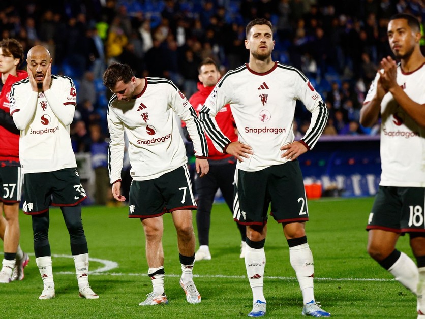 Sklamaní futbalisti Manchestru United po prehre s Comom v zápase Ligy majstrov. 