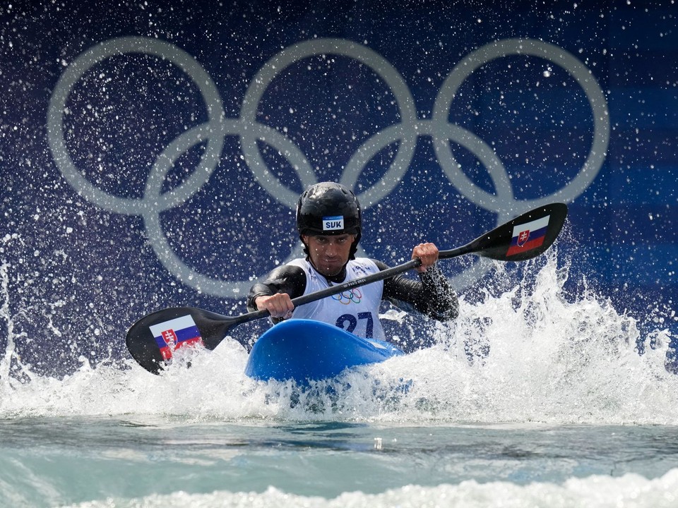 Jakub Grigar v disciplíne kajak kros na OH v Paríži 2024.