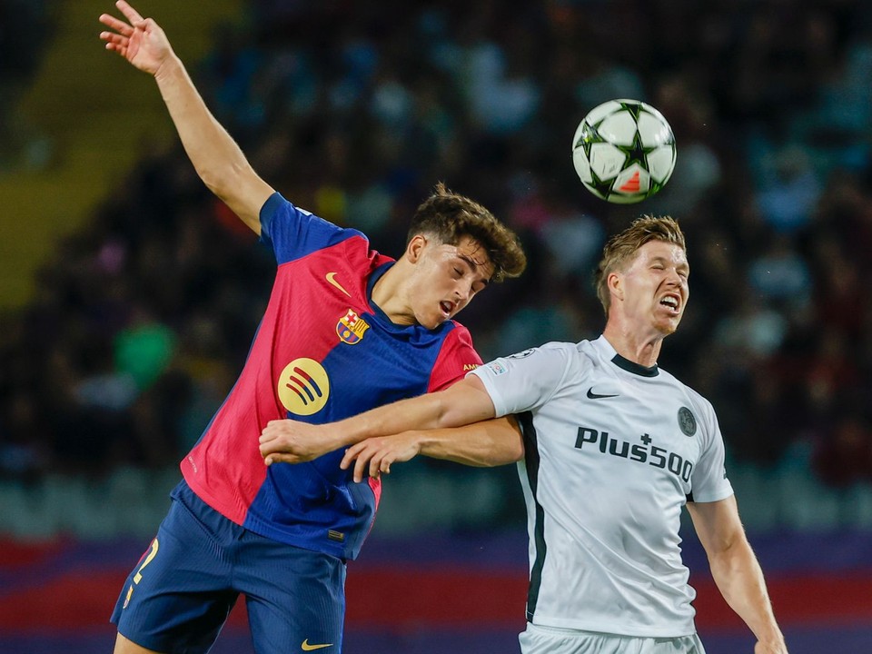 Pau Cubarsi v drese FC Barcelona.