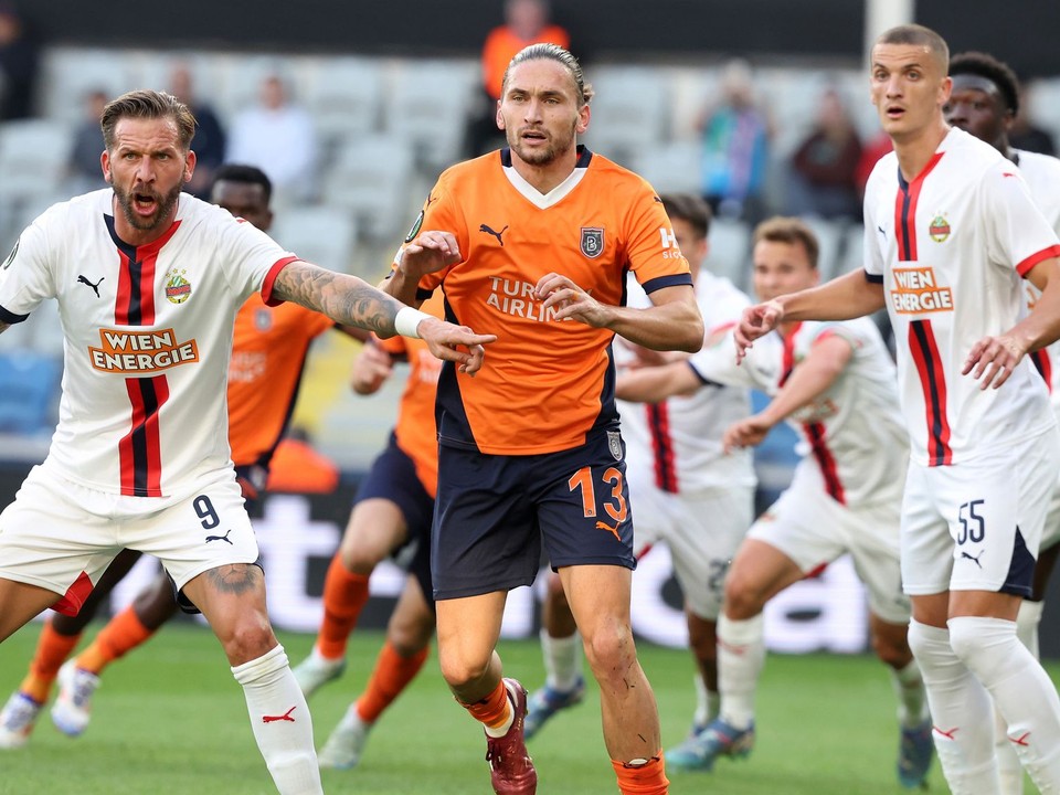 Momentka zo zápasu Istanbul Basaksehir - Rapid Viedeň 1:2.