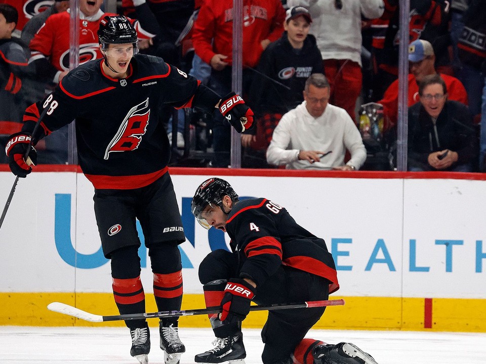 Shayne Gostisbehere (dole) a Martin Nečas sa tešia po strelenom góle v drese Carolina Hurricanes.