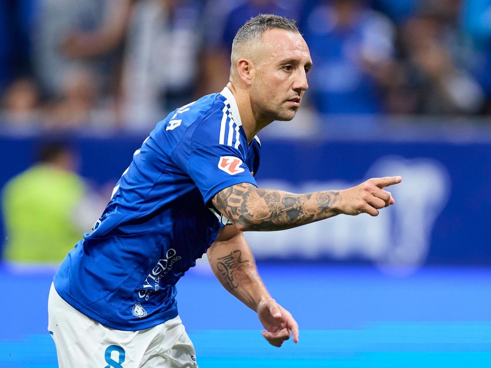 Španielsky futbalista Santi Cazorla v drese Realu Oviedo.