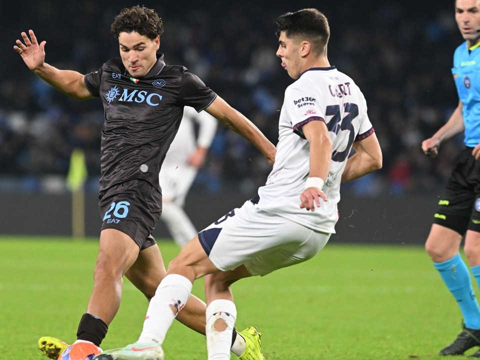 Adam Obert (vpravo) v zápase Neapol - Cagliari