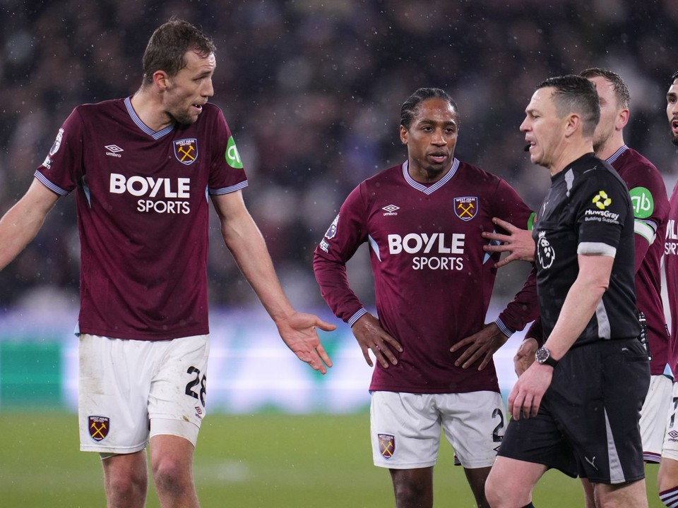 Tomáš Souček (vľavo) v rozhovore s rozhodcom