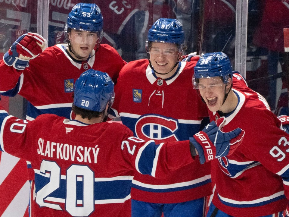 Oliver Kapanen (91) a jeho spoluhráči Noah Dobson (53), Ivan Demidov (93) a Juraj Slafkovsky (20) oslavujú gól.