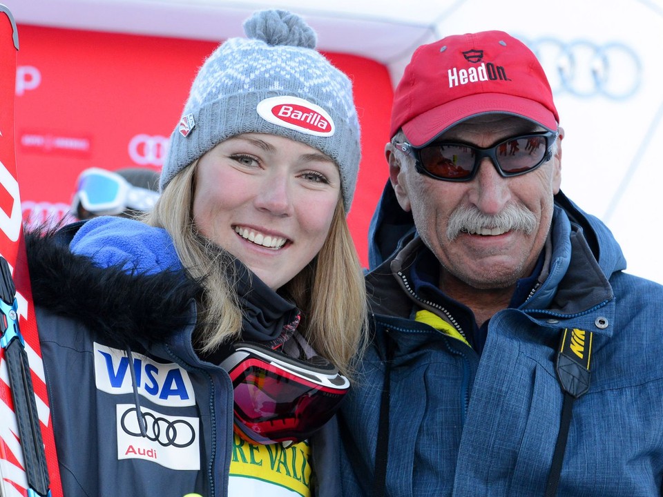 Mikaela Shiffrinová so svojím otcom Jeffom po víťazstve v slalome v Aspene 2015.