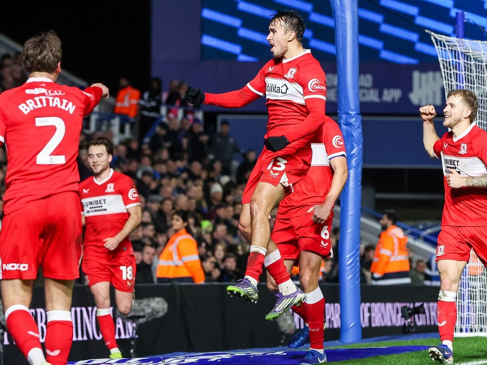 Slovenský futbalista David Strelec (v strede) sa teší z gólu v drese Middlesbrough FC.